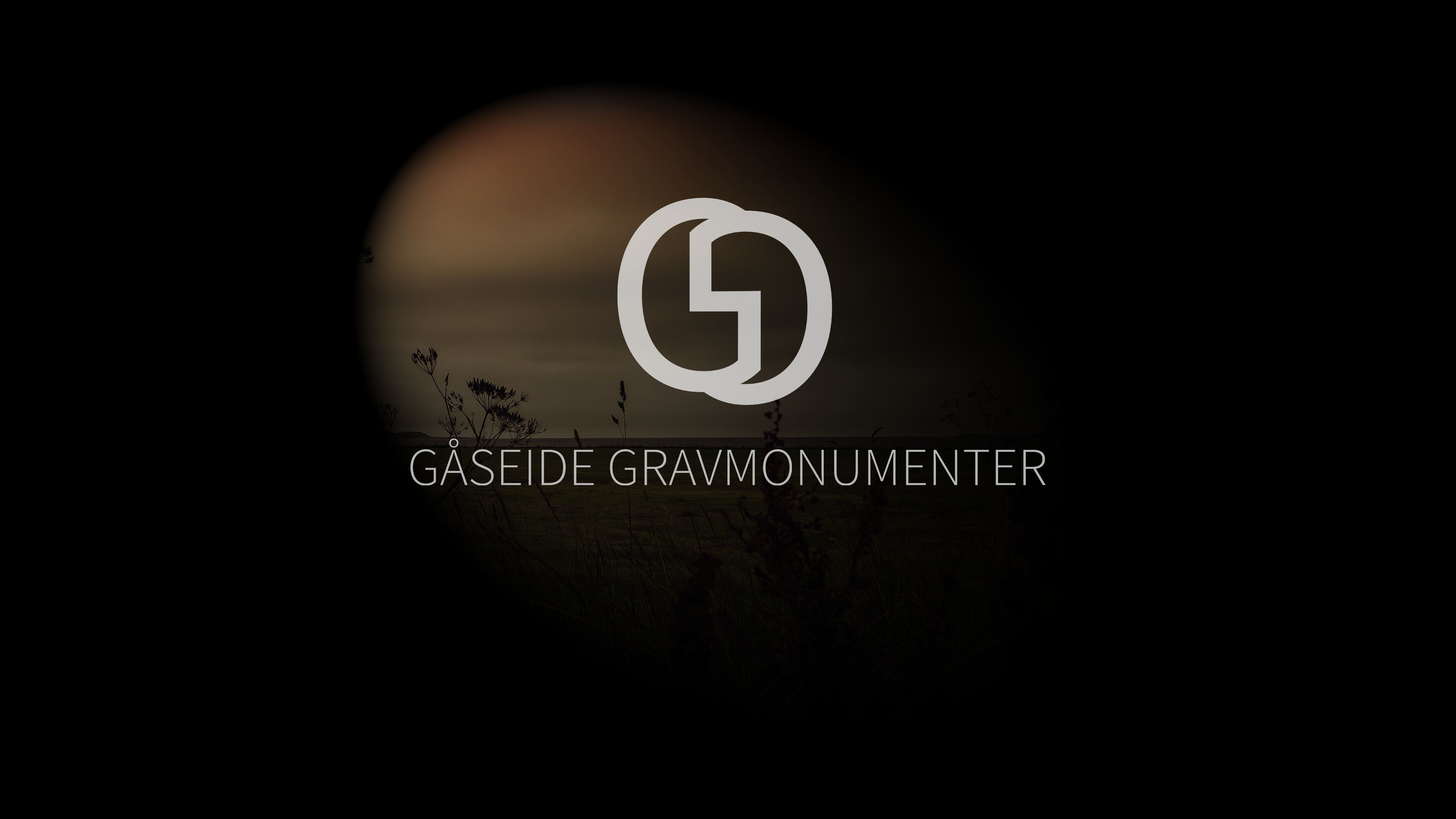 Sol skinner over gravsteiner på gravplass