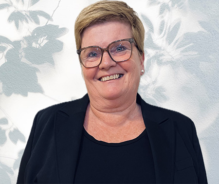 Sol skinner over gravsteiner på gravplass